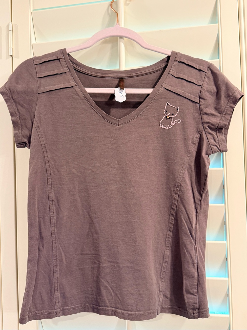 V-Neck Short Sleeve Tee with Kitty Embroidery — Mauve